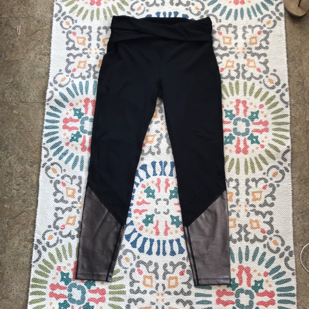 NWOT Women's Black Ruched Active Leggings - Picture 3 of 6